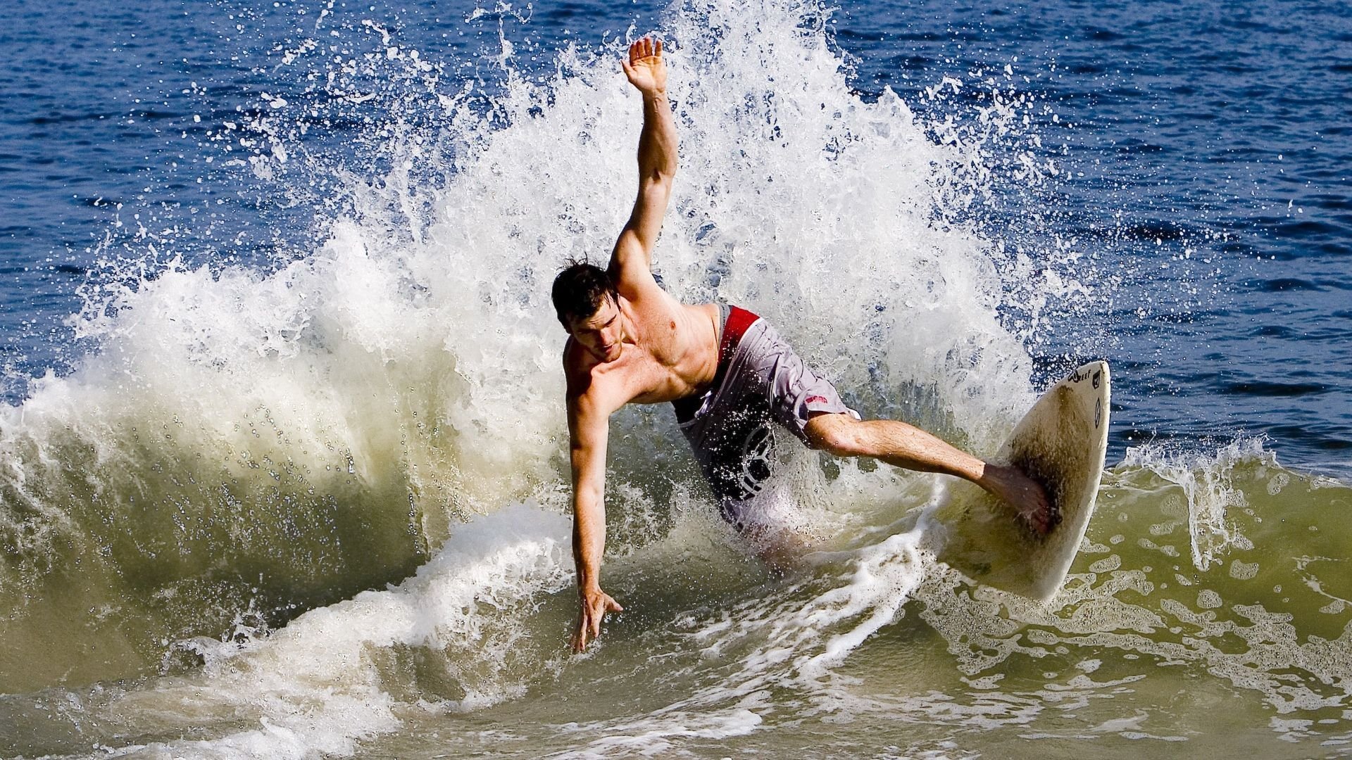 黄喜灿接管F1争冠，比利时绝杀伊朗，当体育的戏剧性超越剧本